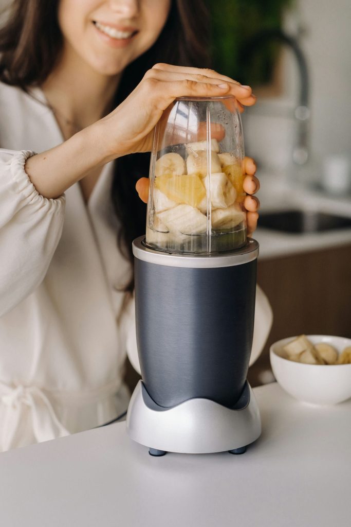 a girl makes a detox cocktail of fruit in the kitc 2022 07 05 03 50 28 utc reduzido